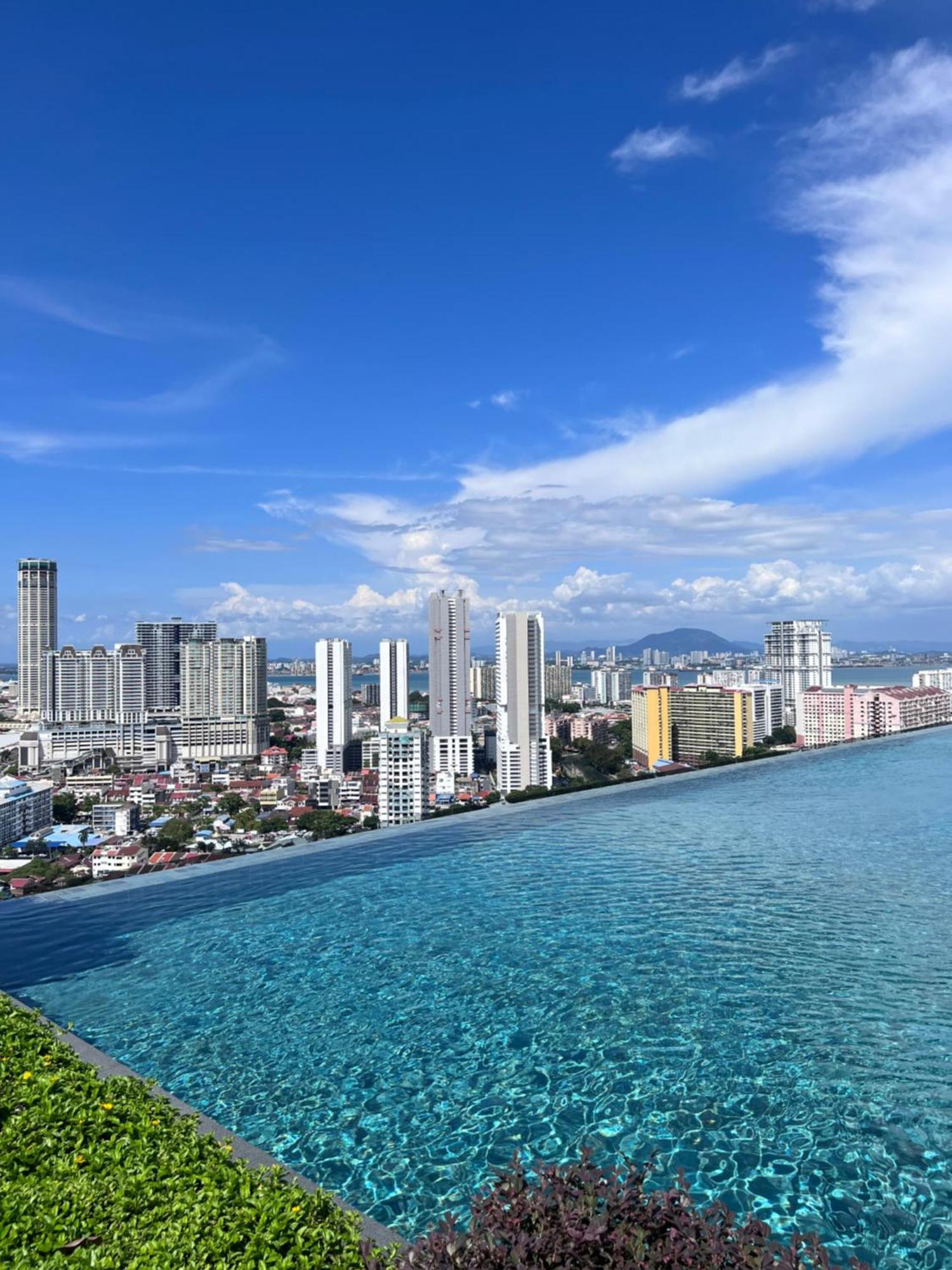 Apartment Beacon Skypool 9 Pax Family & Baby-friendly Luxury Penang *