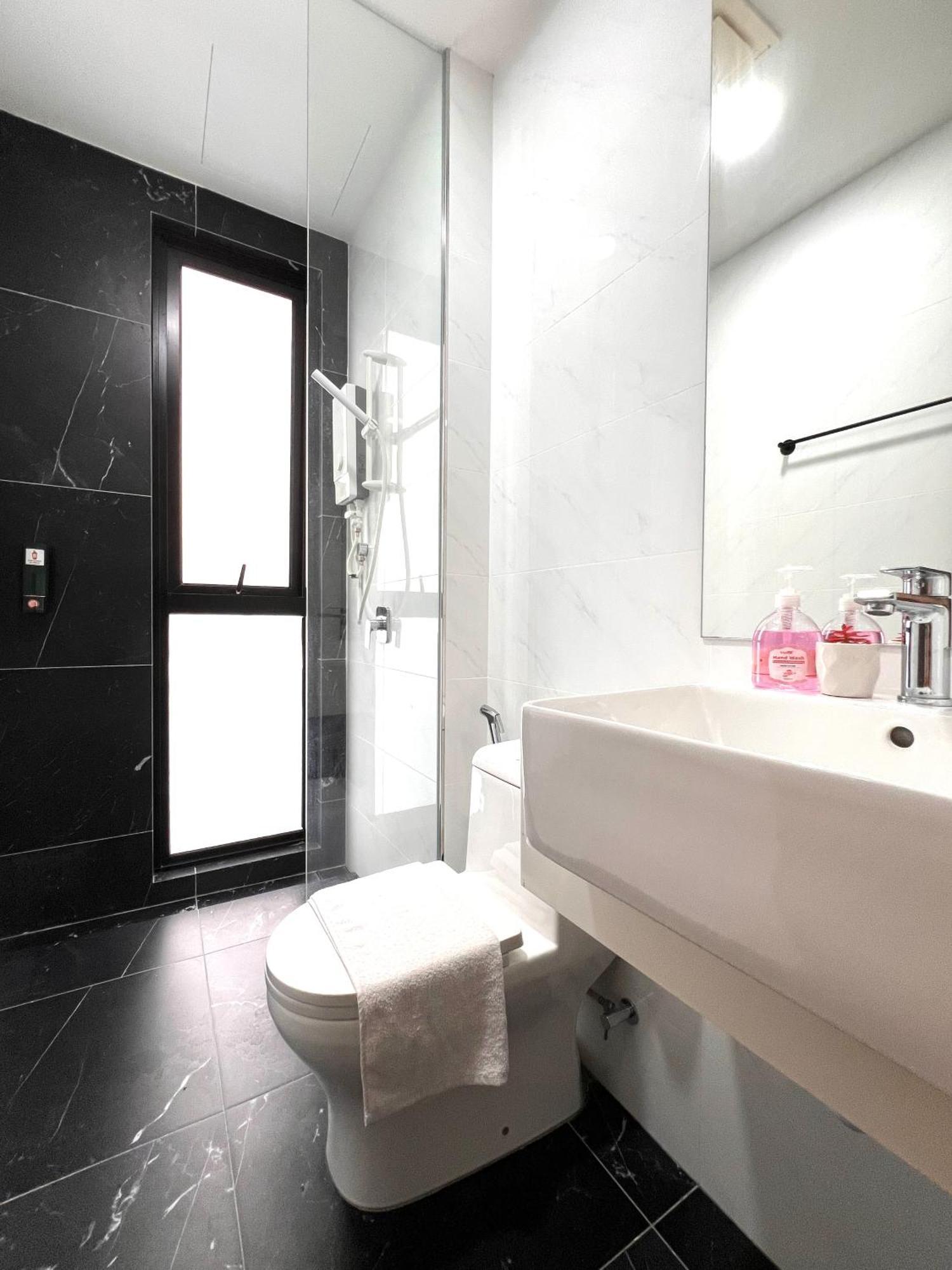 Apartment Beacon Skypool 9 Pax Family & Baby-friendly Luxury Penang George Town