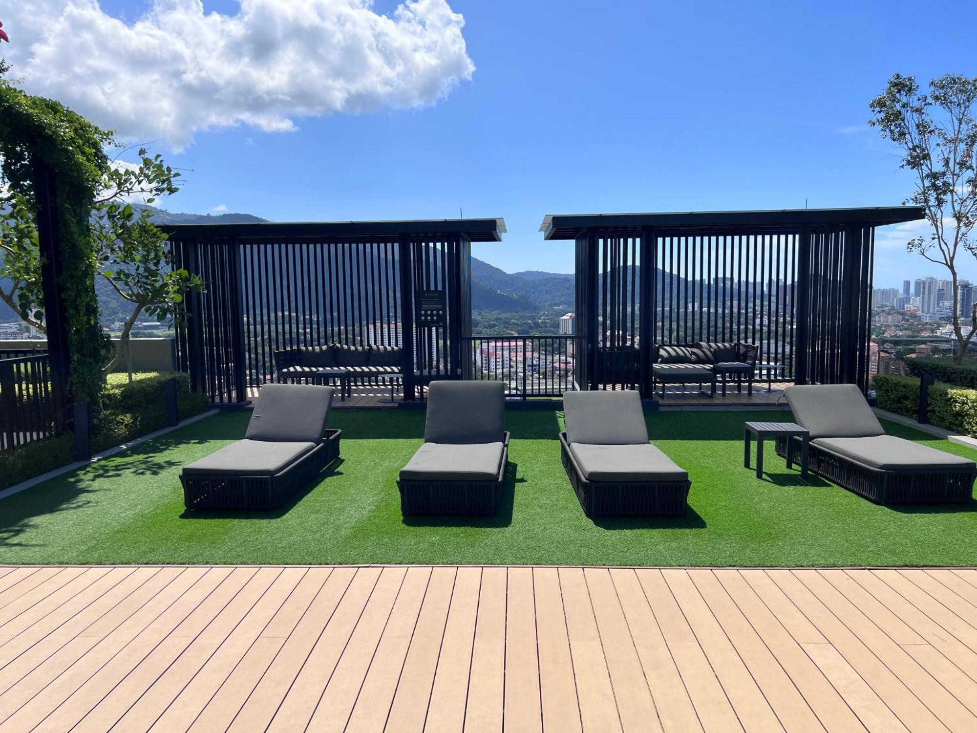 Apartment Beacon Skypool 9 Pax Family & Baby-friendly Luxury Penang