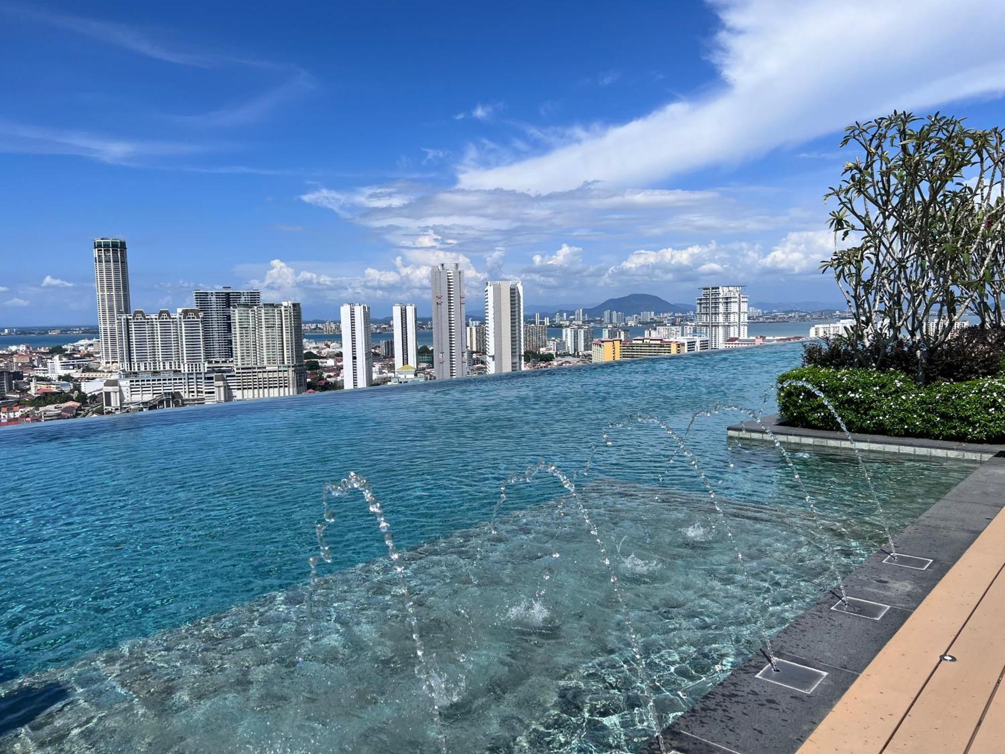 Beacon Skypool 9 Pax Family & Baby-friendly Luxury Penang Apartment