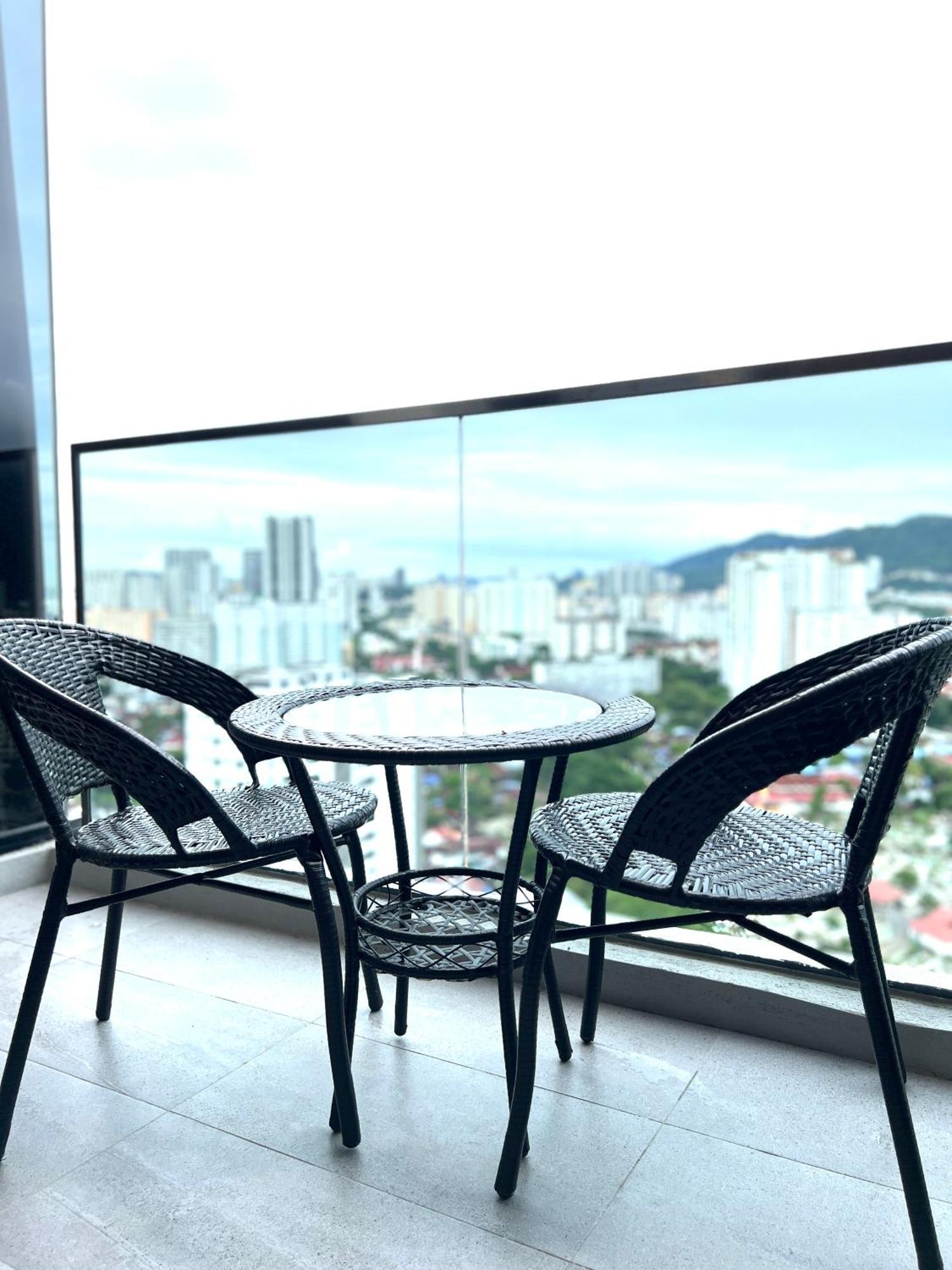 Apartment Beacon Skypool 9 Pax Family & Baby-friendly Luxury Penang *